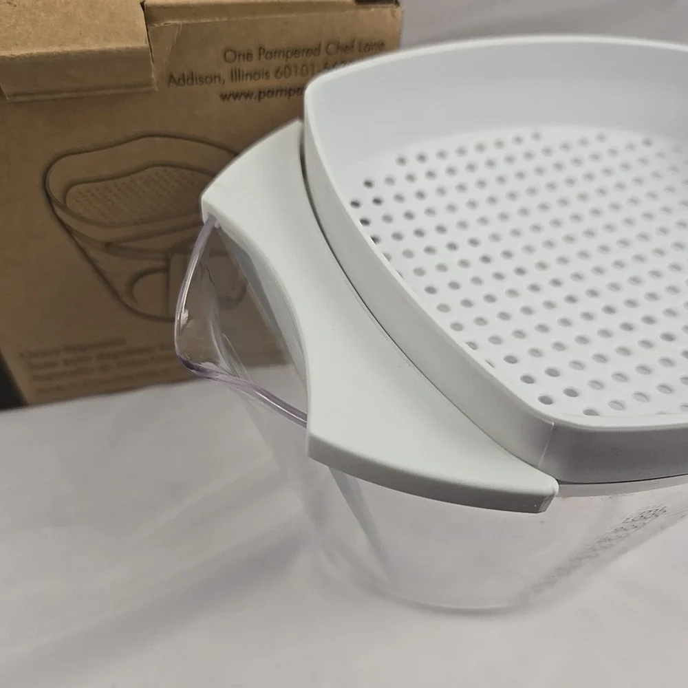 THE PAMPERED CHEF GRAVY SEPARATOR 4‎ CUP HANDLE In Box